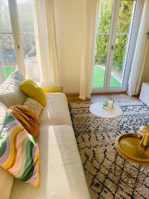 Coin salon dans l'établissement Maison au calme avec jardin proche tram