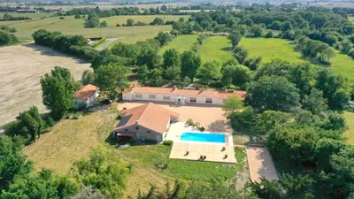 Piscine de l'établissement Domaine du Chêne Vert ou située à proximité