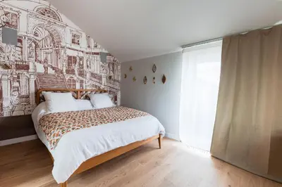 Un ou plusieurs lits dans un hébergement de l'établissement Loft d'architecte jacuzzi, cinema et filet habitation
