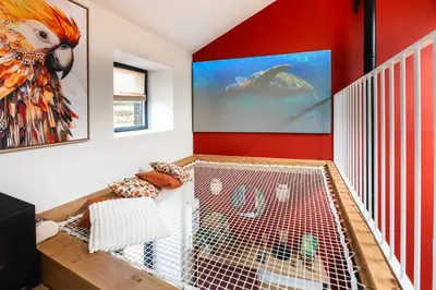 Télévision ou salle de divertissement dans l'établissement Loft d'architecte jacuzzi, cinema et filet habitation
