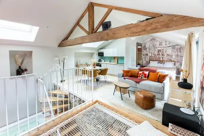 Coin salon dans l'établissement Loft d'architecte jacuzzi, cinema et filet habitation