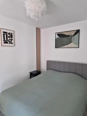Un ou plusieurs lits dans un hébergement de l'établissement La longère du Moulin, logement T2 indépendant tout équipé avec cuisine, parking individuel avec portail, salon de jardin, belle grande chambre
