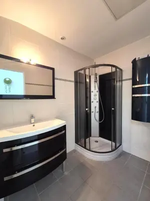 Salle de bains dans l'établissement La longère du Moulin, logement T2 indépendant tout équipé avec cuisine, parking individuel avec portail, salon de jardin, belle grande chambre