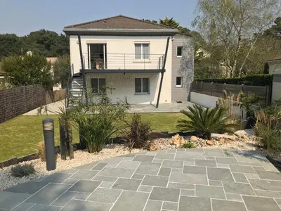 Jardin de l'établissement MAISON BORD DE MER 8 PERS Loumasuzde