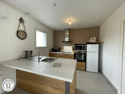 Cuisine ou kitchenette dans l'établissement Charmant gîte avec terrasse à La Barre-de-Monts - FR-1-426-586