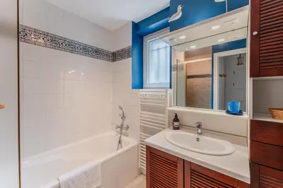 Salle de bains dans l'établissement L'Acacia - Maison pour un séjour serein à Nantes