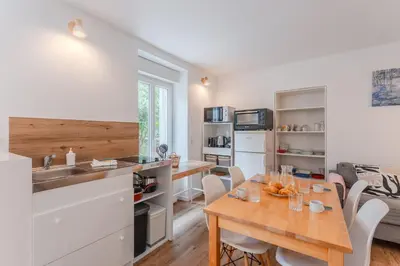 Cuisine ou kitchenette dans l'établissement L'Acacia - Maison pour un séjour serein à Nantes
