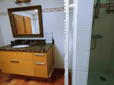 Salle de bains dans l'établissement Logement Aubance dans charmante longère avec piscine en partage