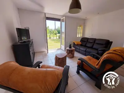Télévision ou salle de divertissement dans l'établissement Chez Auguste