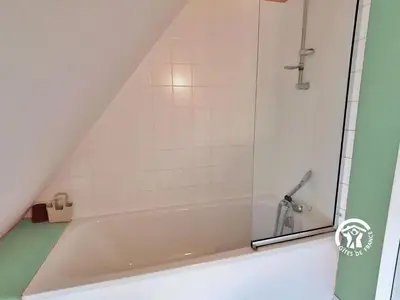 Salle de bains dans l'établissement Domaine des Mazures, 17 personnes