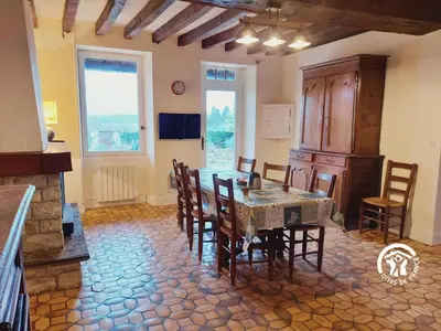 Télévision ou salle de divertissement dans l'établissement Ecurie d'Avril