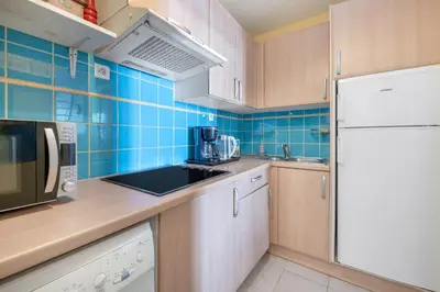Cuisine ou kitchenette dans l'établissement Maison de bourg pour 4 à 500m de la mer