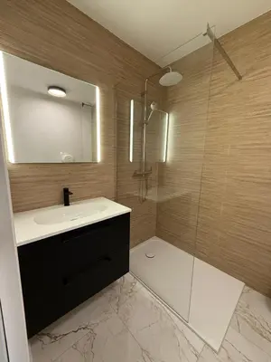 Salle de bains dans l'établissement Arcades Hôtel - Cholet