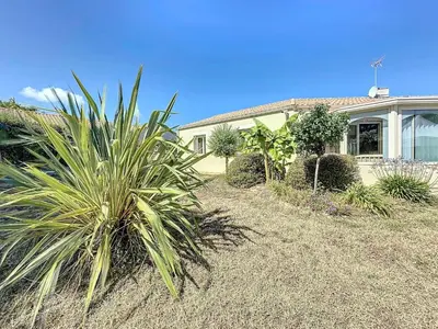 Jardin de l'établissement Holiday Home Villa Sel et Pins by Interhome