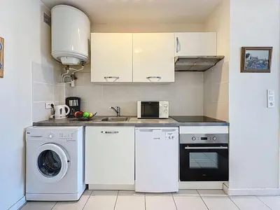 Cuisine ou kitchenette dans l'établissement Studio Atlantide-1 by Interhome