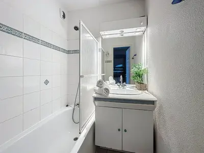Salle de bains dans l'établissement Apartment L'Orée du Golf-3 by Interhome