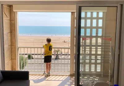 Vue générale sur la mer ou vue sur la mer prise depuis l'appartement