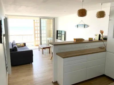 Cuisine ou kitchenette dans l'établissement NOUVEAU Appartement rénové Face à la Mer 70 m2 de confort et de Charme à Saint Jean de Monts