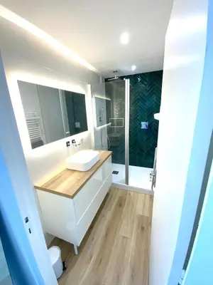 Salle de bains dans l'établissement NOUVEAU Appartement rénové Face à la Mer 70 m2 de confort et de Charme à Saint Jean de Monts