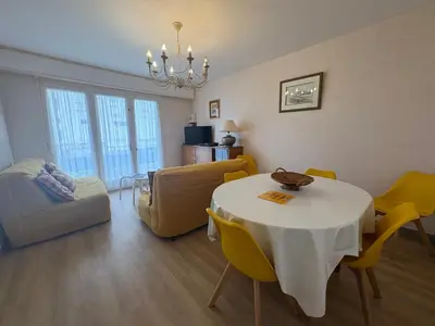 Coin salon dans l'établissement Appartement 5 pers au calme, proche plage à St Jean de Monts - FR-1-323-587