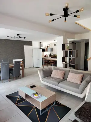 Coin salon dans l'établissement Maison 3 chambres