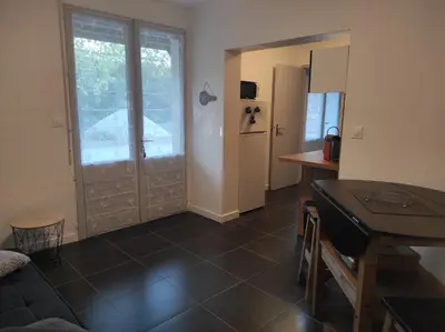 Télévision ou salle de divertissement dans l'établissement Logement calme entre Terre et Mer