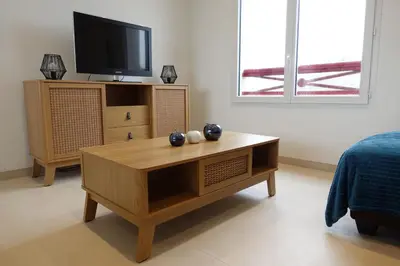 Télévision ou salle de divertissement dans l'établissement Cocon moderne avec terrasse a deux pas de locean