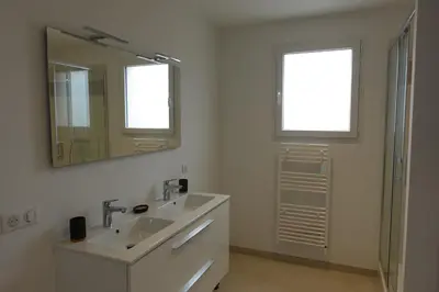 Salle de bains dans l'établissement Cocon moderne avec terrasse a deux pas de locean