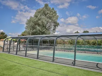 Piscine de l'établissement Mobil-home confortable avec terrasse - API-1-52-451 ou située à proximité