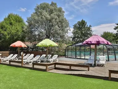 Piscine de l'établissement Mobil-home confortable avec terrasse - API-1-52-451 ou située à proximité
