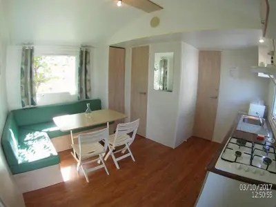 Cuisine ou kitchenette dans l'établissement Mobil-home confortable avec terrasse - API-1-52-451