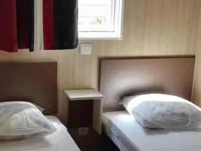 Un ou plusieurs lits dans un hébergement de l'établissement Mobil-home avec terrasse à Saint-Michel-Chef-Chef - API-1-52-504