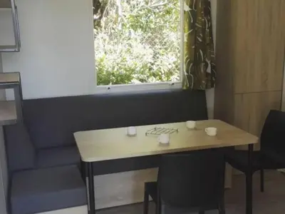 Coin salon dans l'établissement Mobil-home avec terrasse à Saint-Michel-Chef-Chef - API-1-52-504