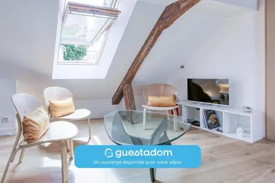 Télévision ou salle de divertissement dans l'établissement Là-Haut - Wifi - Centre-ville