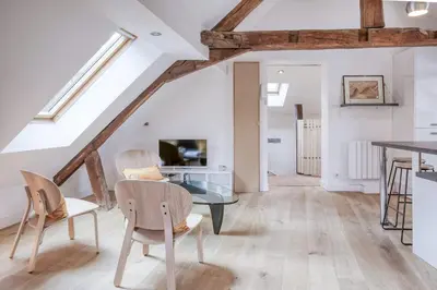 Télévision ou salle de divertissement dans l'établissement Là-Haut - Wifi - Centre-ville