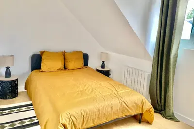 Un ou plusieurs lits dans un hébergement de l'établissement Luxury modern renovated and cozy 2 bedroom Garage-Madeleine