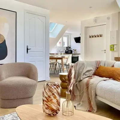 Luxury modern renovated and cozy 2 bedroom Garage-Madeleine