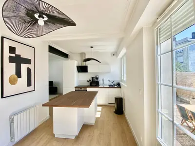 Cuisine ou kitchenette dans l'établissement Spacious 2 room Luxury renovated Terrace Garage-Madeleine