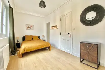 Un ou plusieurs lits dans un hébergement de l'établissement Spacious 2 room Luxury renovated Terrace Garage-Madeleine