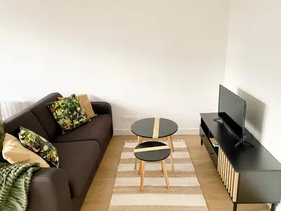 Télévision ou salle de divertissement dans l'établissement Beautiful T2 Tastefully Renovated Terrace - Madeleine