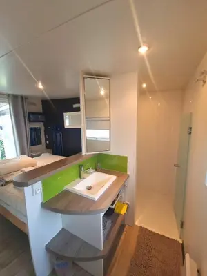 Salle de bains dans l'établissement Mobilhome 2 sdb, barbecue, proche mer, piscine