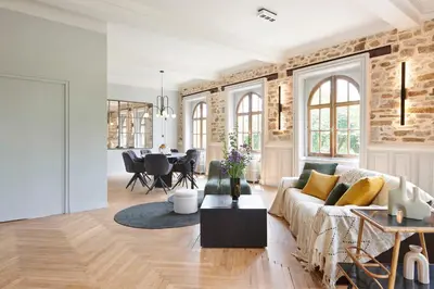 Coin salon dans l'établissement L'Echappée- Suite avec piscine pour 4 personnes