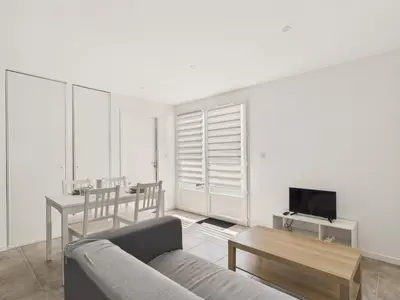 Télévision ou salle de divertissement dans l'établissement Appart pour 2 à St-Jean-de-Mont avec jardin