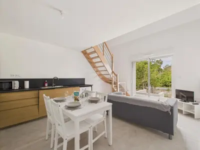 Coin salon dans l'établissement Appartement pour 4 à St-Jean-de-Mont - Jardin