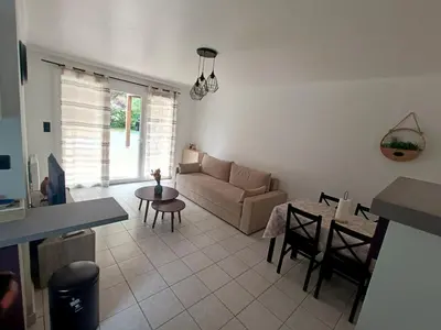 Coin salon dans l'établissement T1 cosy avec jardin à 7 min de l'aéroport, proche de Nantes