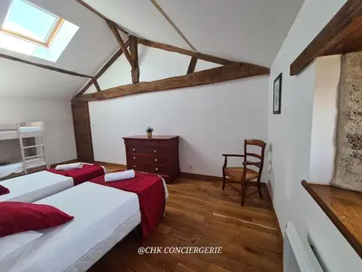 Un ou plusieurs lits dans un hébergement de l'établissement La Dorgisière - Ferme du XVIIe rénovée, grand jardin arboré à 15 min du Puy duFou