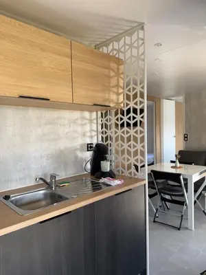Cuisine ou kitchenette dans l'établissement Camping de la Loire