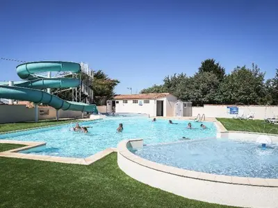 Piscine de l'établissement Mobil home 6 pers avec terrasse aux Achards - API-1-52-602 ou située à proximité