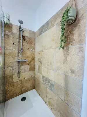 Salle de bains dans l'établissement Charmant logement à 800m de la plage!