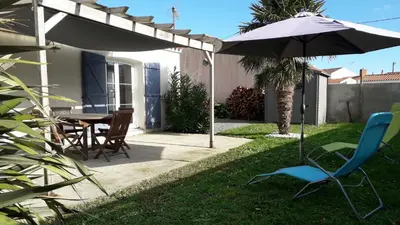 Jardin de l'établissement La Galidolle, au calme à 5 minutes de la plage